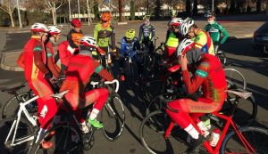 Los ciclistas del Fenavin dialogan antes de empezar a entrenar